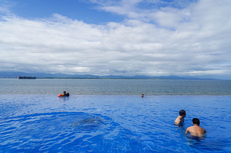 세부 두짓타니 리조트 따뜻한 나라의 수영장과 바다가 그립