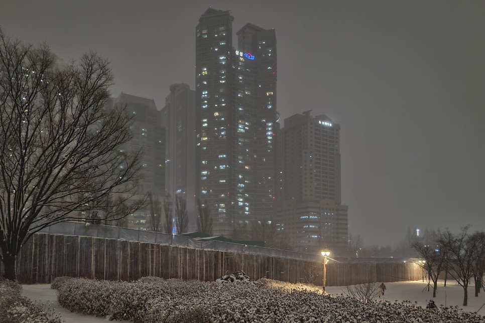 눈덮인 보라매공원 야경, 갤럭시s20플러스 야간촬영