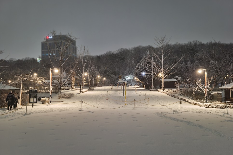 눈덮인 보라매공원 야경, 갤럭시s20플러스 야간촬영