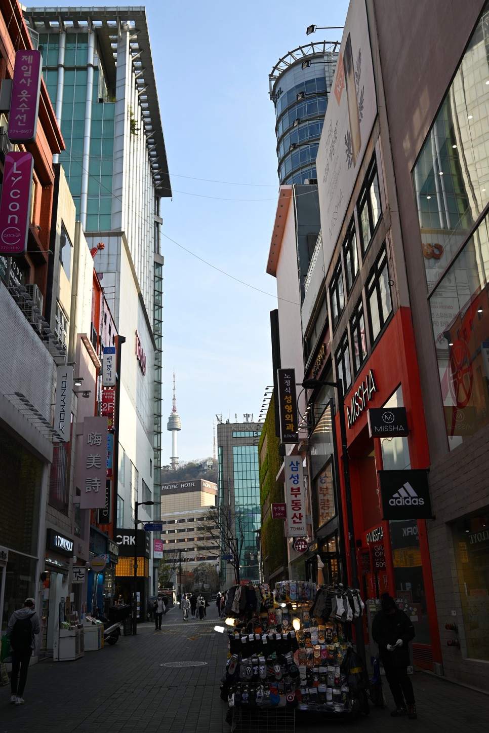 코로나 이후 서울 명동 이렇게 썰렁하다니! 정체성에 대하여