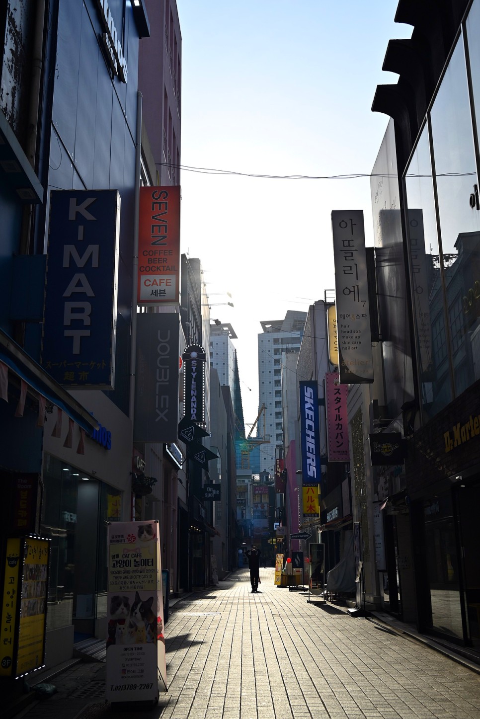 코로나 이후 서울 명동 이렇게 썰렁하다니! 정체성에 대하여