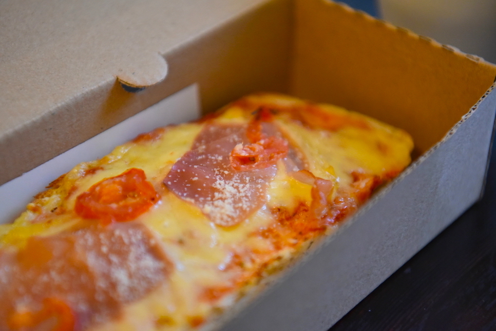 폴란드 국민 길거리 음식 자피에칸카 피자 바게트