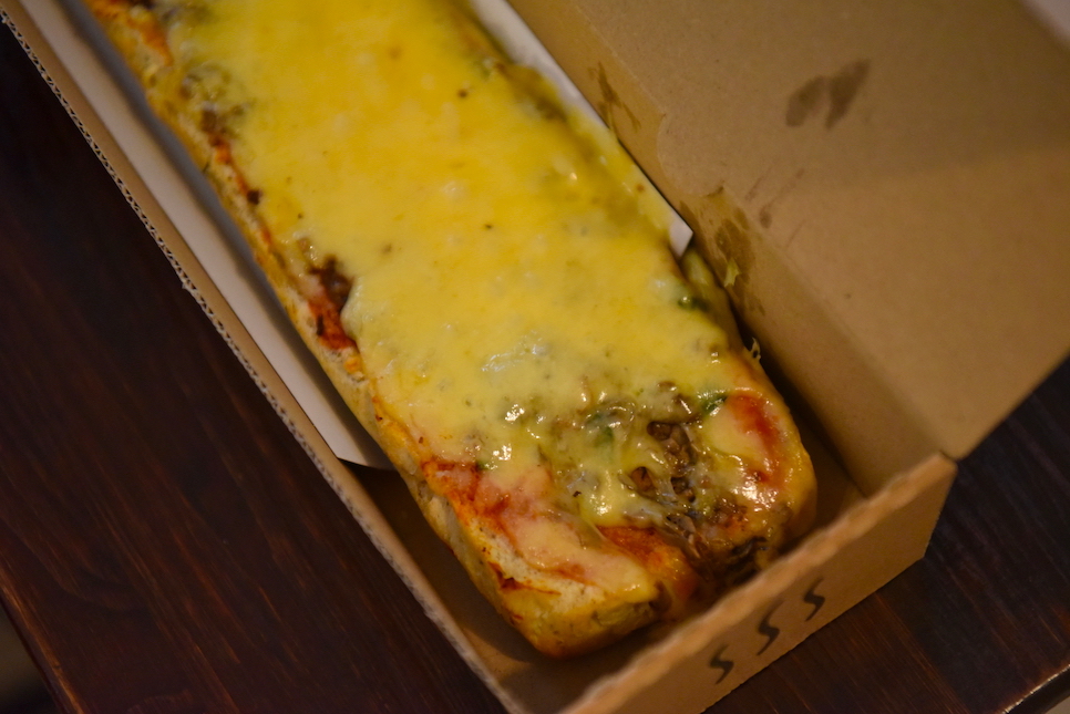 폴란드 국민 길거리 음식 자피에칸카 피자 바게트