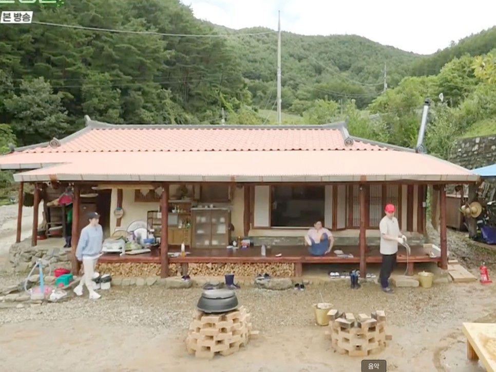 슬기로운 산촌생활 전미도 운동화 정보