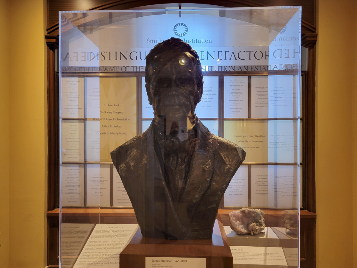 스미소니언 재단과 박물관들의 역사를 알려주는 비지터센터인 스미소니언 캐슬(Smithsonian Castle)