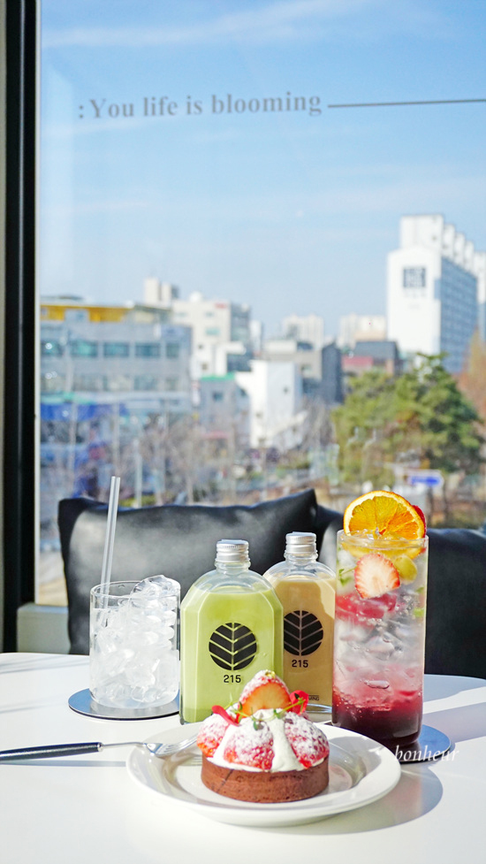 서울 데이트코스 밀크티 맛있는 연남동 뷰 좋은 카페 비포블루밍
