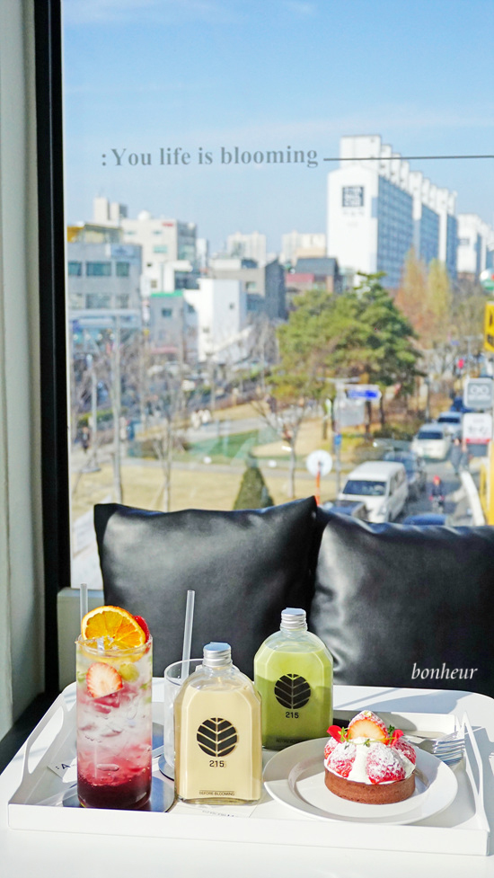 서울 데이트코스 밀크티 맛있는 연남동 뷰 좋은 카페 비포블루밍