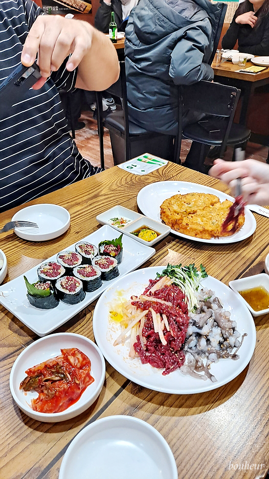 서울 시장 투어 광장시장 박가네 육회김밥 빈대떡 육회탕탕이 먹거리 후기