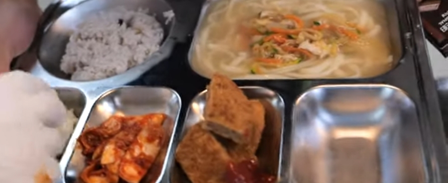청도중고등학교 레전드 급식! 해외 여행가가 꼭 먹어본다는 명동칼국수와 돈까스