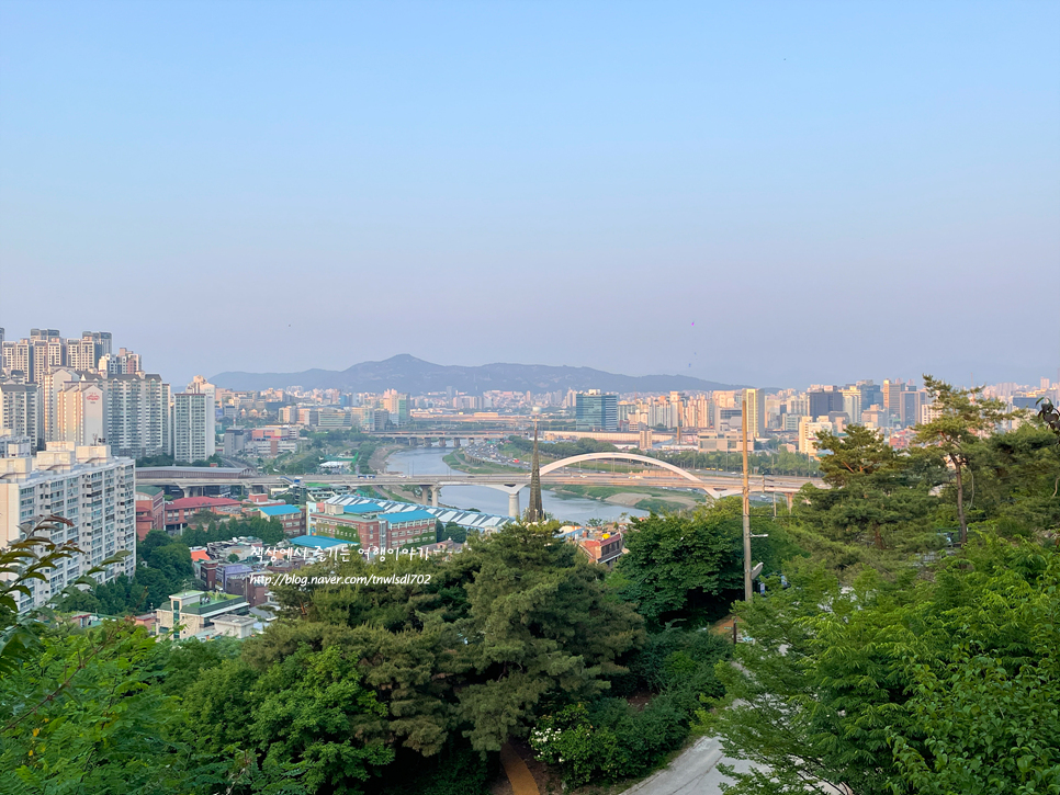 서울 응봉산 팔각정 산책 놀이터, 주차장