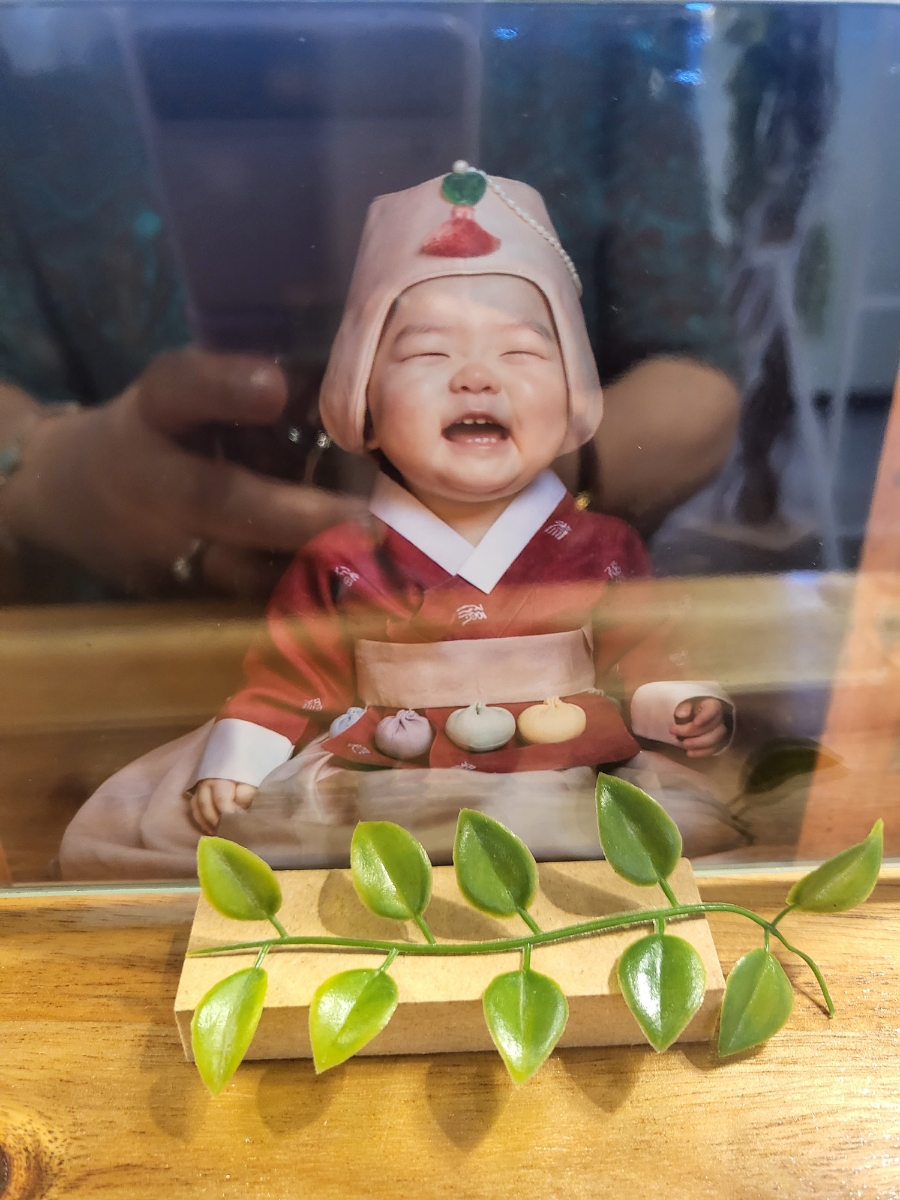 경희애문화,할머니 확인 도장찍고  조카 손녀 방서연 첫 돌 가족모임