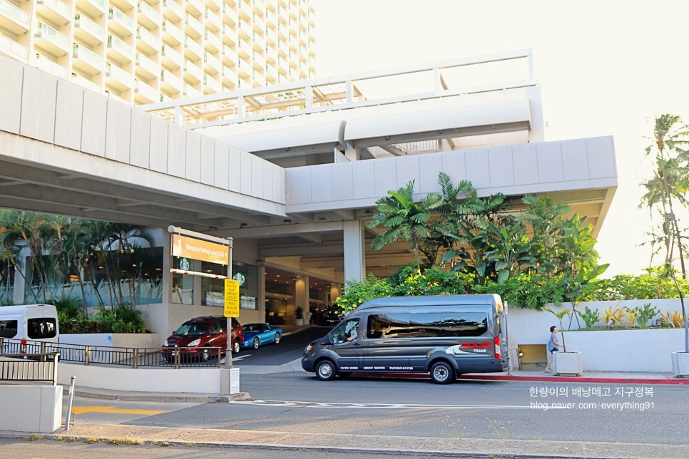 하와이 숙소 알라모아나 호텔 바이 만트라 쇼핑센터에 위치해 있어요