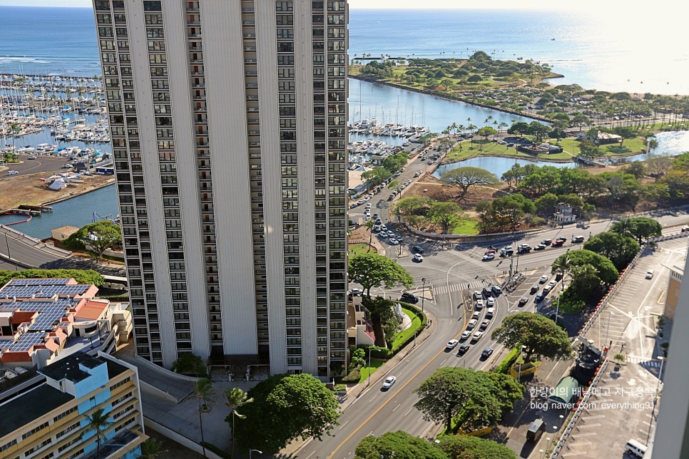 하와이 숙소 알라모아나 호텔 바이 만트라 쇼핑센터에 위치해 있어요