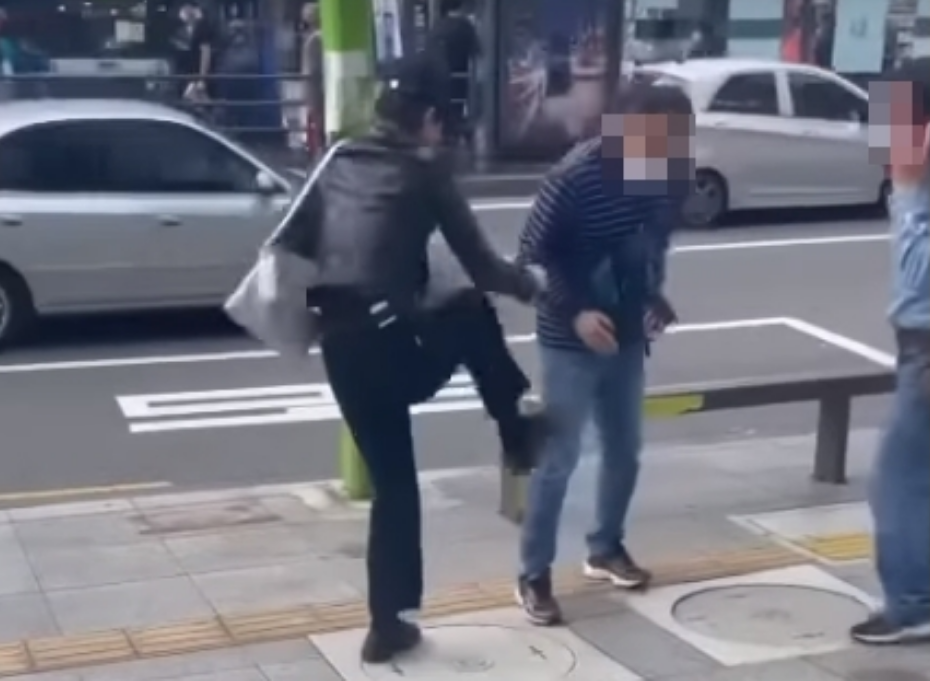 수유역 폭행녀 20대 여성 흡연 단속 70대 공무원 니킥 무차별 폭행 영상