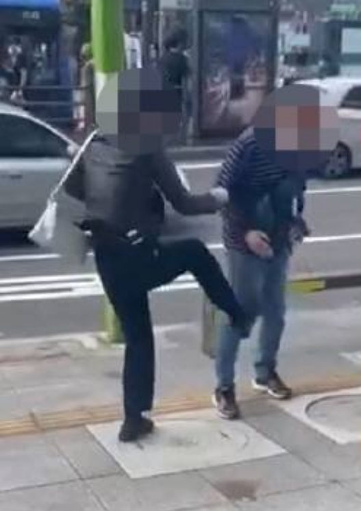 수유역 폭행녀 20대 여성 흡연 단속 70대 공무원 니킥 무차별 폭행 영상