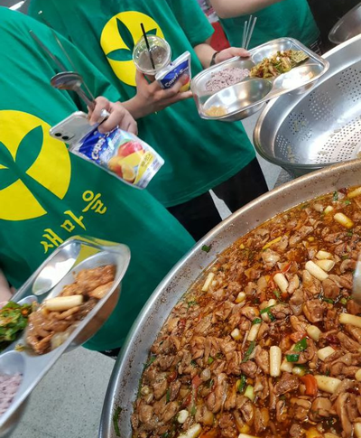 전 세계가 주목하는 청도중고등학교 레전드급식! 찰흑미밥과 안동찜닭...