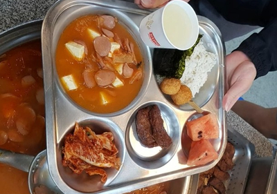 전 세계가 주목하는 청도 중고등학교 레전드급식! 단체급식에서 부대찌개 맛있게 끓이는 법 알려드려요!