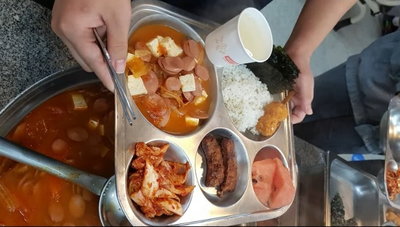 전 세계가 주목하는 청도 중고등학교 레전드급식! 단체급식에서 부대찌개 맛있게 끓이는 법 알려드려요!