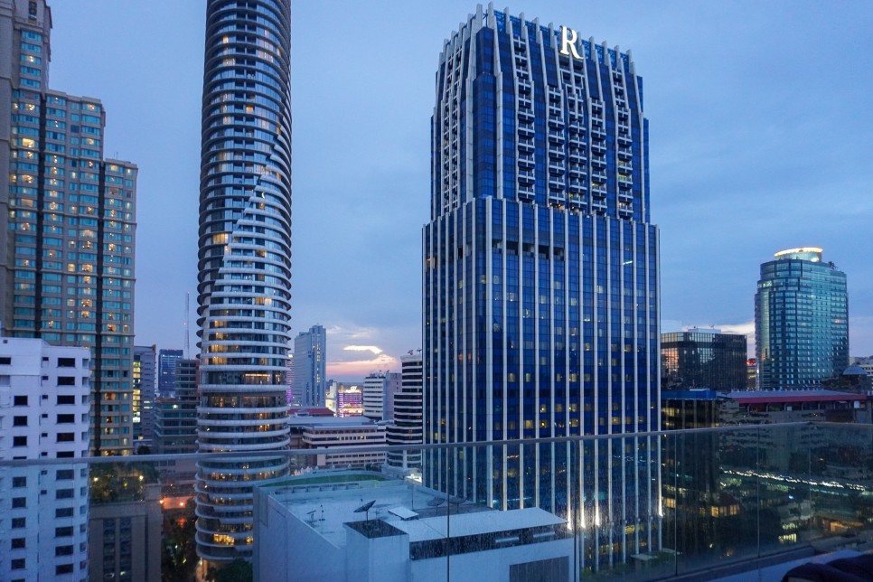 방콕 호텔 신돈 미드타운 호텔 5성급 루프탑 인피니티 풀 솔직 후기