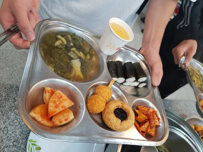 전 세계가 주목하는 청도중고등학교 레전드급식, 단체급식에서 충무김밥 할때 꼭 구운 김밥김을 쓰세요!