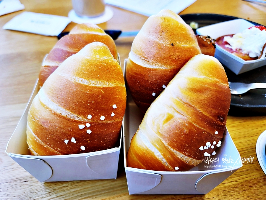 부산 기장카페 기장 칠암사계 소금빵 이흥용 베이커리