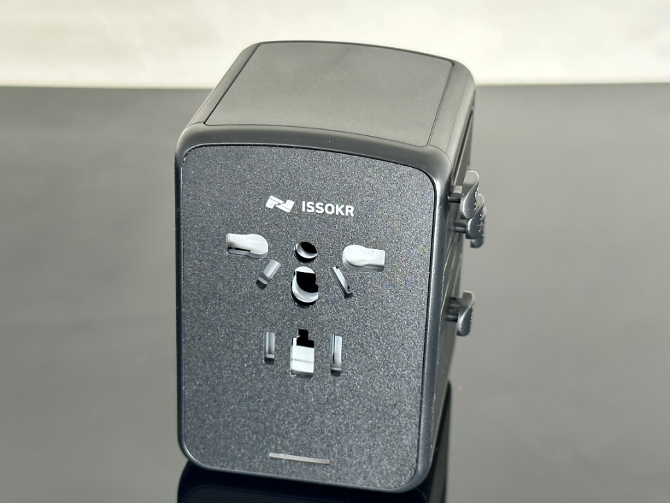 일본여행 준비물 돼지코 여행용 어댑터 초고속 충전 5개 USB포트 동시 사용