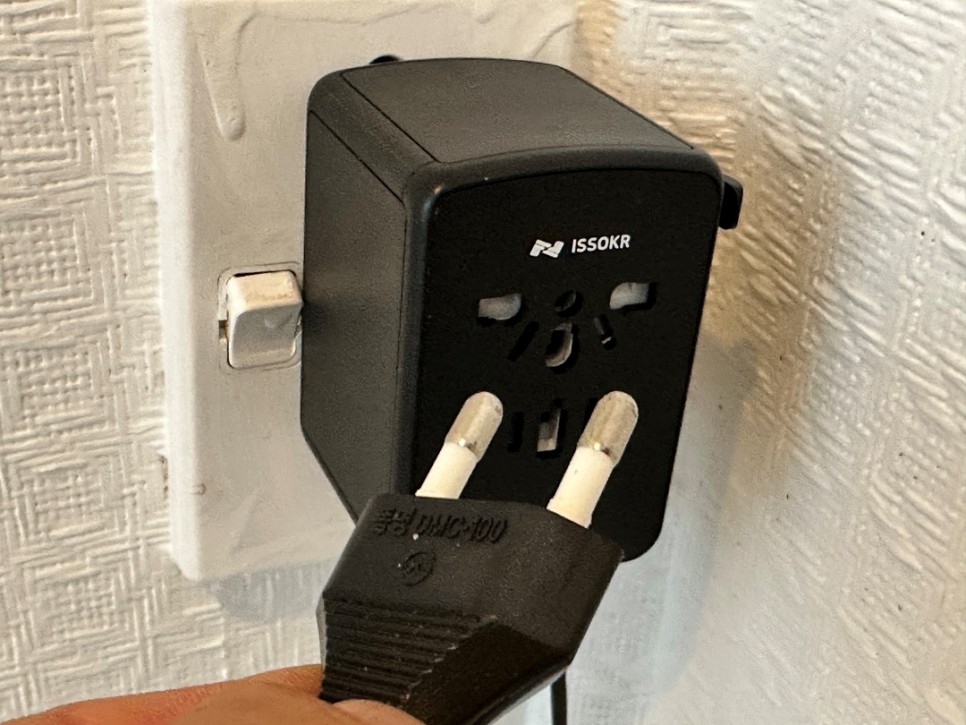 일본여행 준비물 돼지코 여행용 어댑터 초고속 충전 5개 USB포트 동시 사용