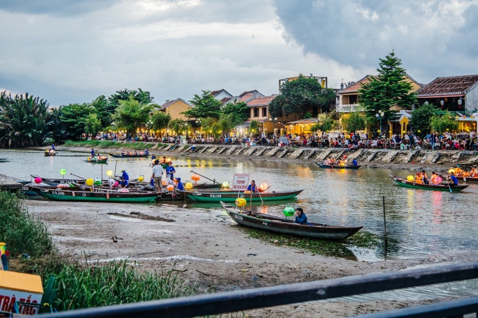 베트남 여행지 호이안 여행 올드타운 야시장 풍경 소원배