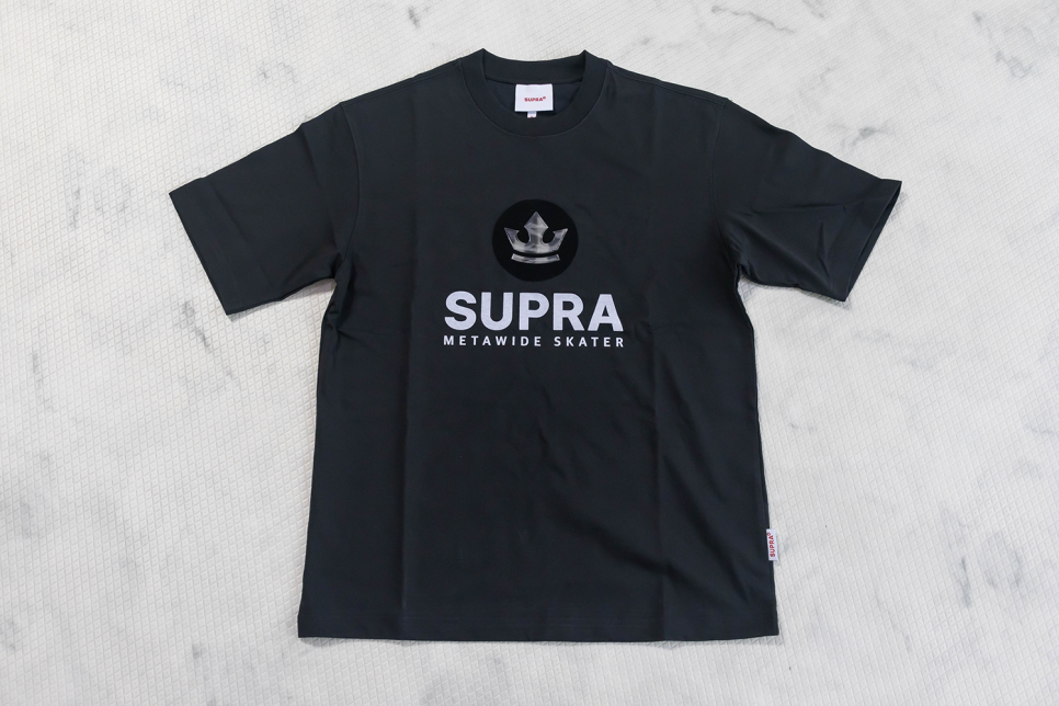 남자 반팔 티셔츠  브랜드 수프라(SUPRA) 여름 여행룩 코디