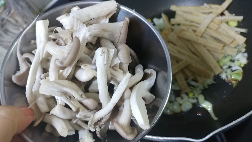 간단한점심메뉴 어묵덮밥 한그릇버섯요리 버섯어묵볶음 어묵버섯볶음 만드는법