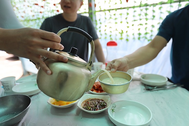 강원도 삼척 먹거리 임원항 맛집 장칼국수, 감자전 해돋이식당 (넘매워~)