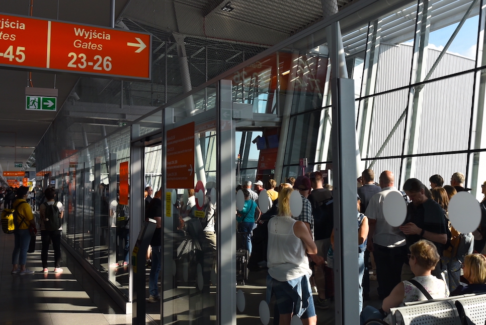 바르샤바 공항 환승 1시간 스탑 오버 면세점 노숙 공항에서 시내!