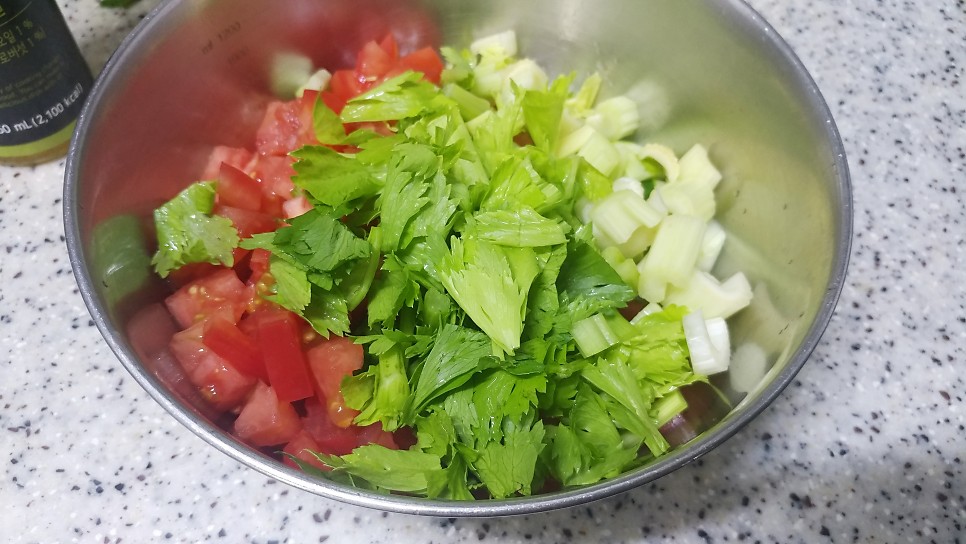 토마토오이샐러드 저녁대용 지중해식식단 올리브오일드레싱 오이요리 샐러리요리