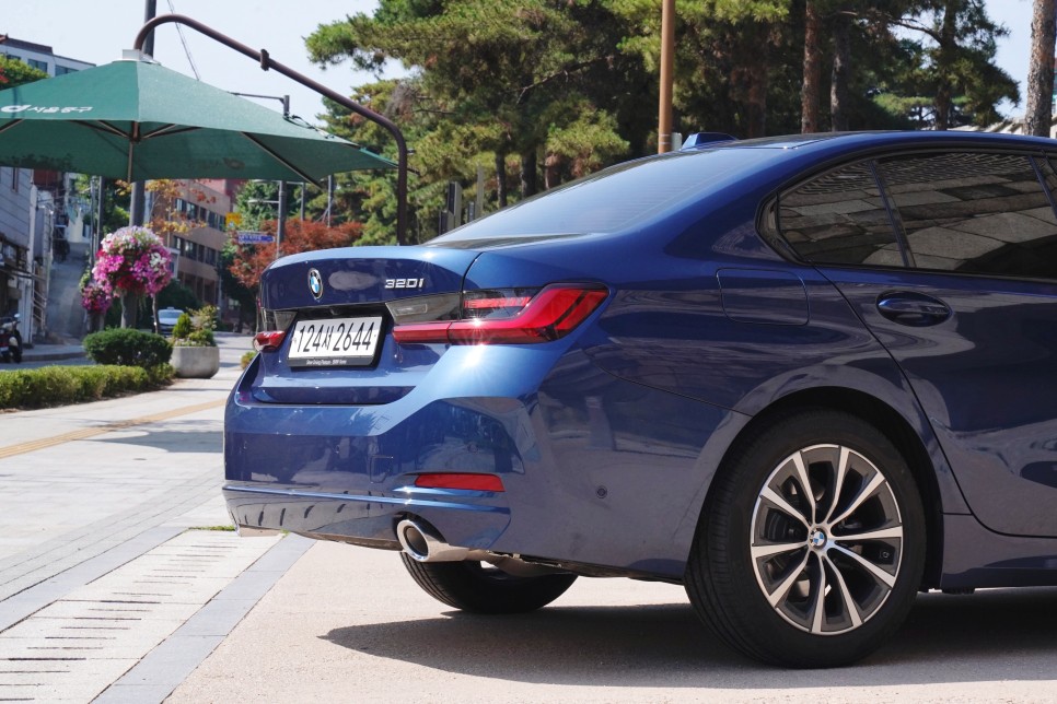 2023 BMW 3시리즈 320i 시승기,' 첫 직장 보험회사에서 생긴 썰' 제원 연비정보