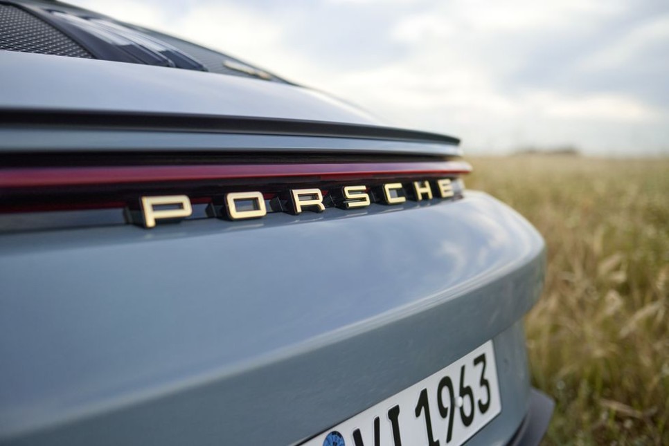 2024 포르쉐 911 S/T, 992 역대 가장 가볍고 가장 비싼 60주년 스페셜 에디션 1,963대 한정판 공개