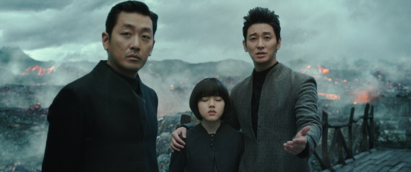 영화 더문 VS 비공식 작전 일일 관객수 승자는 하정우 주지훈 역전 판정 승! 여름 한국 영화 3파전 돌입!