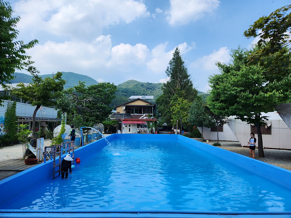 용인에 있는 수영장 글램핑과 자동차 카페