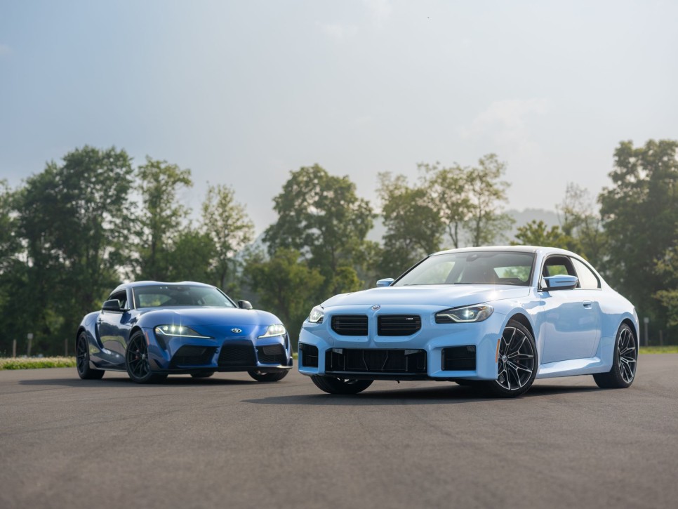 BMW M2 vs. 토요타 GR 수프라. 같은 피가 흐르는 스포츠카 2대의 트랙 테스트