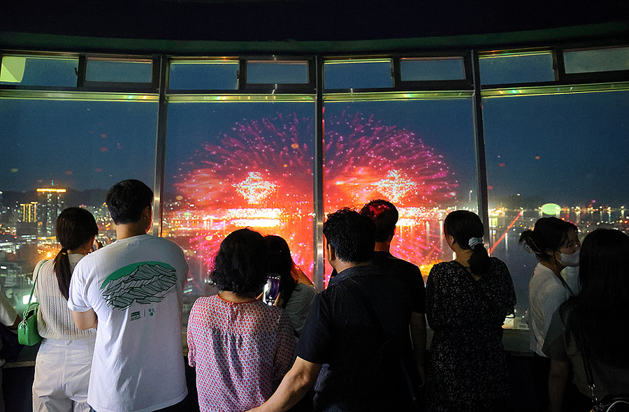 부산 타워 다이아몬드 타워 전망대 불꽃 맵핑쇼 부산 용두산 공원 야경 명소 투어 드라이브 코스