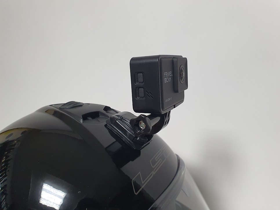 오토바이 타는 분들 액션캠과 헬멧블랙박스를 동시에 사용해보세요.