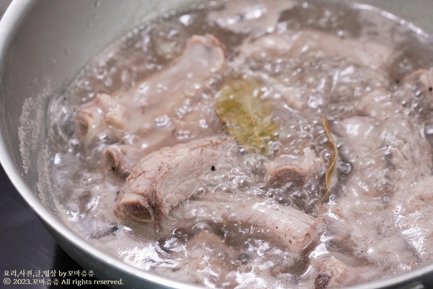 돼지 등갈비 김치찜 레시피 밥도둑 묵은지 돼지고기 김치찜 만들기 돼지등갈비요리