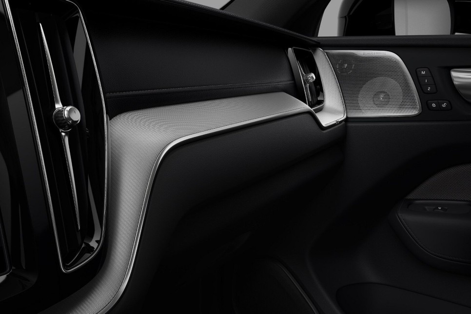 2024 볼보 XC60, 블랙 에디션 스타일링 패키지 출시