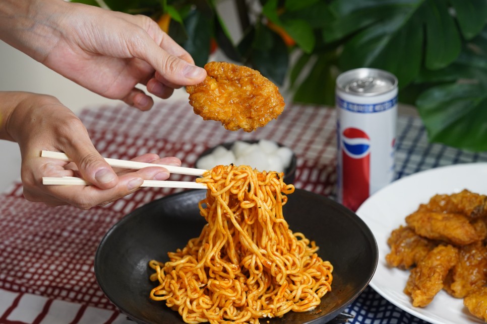 교촌치킨 허니순살 x 레드시크릿볶음면으로 교촌치면 완성 치면적맛궁합 탄생!