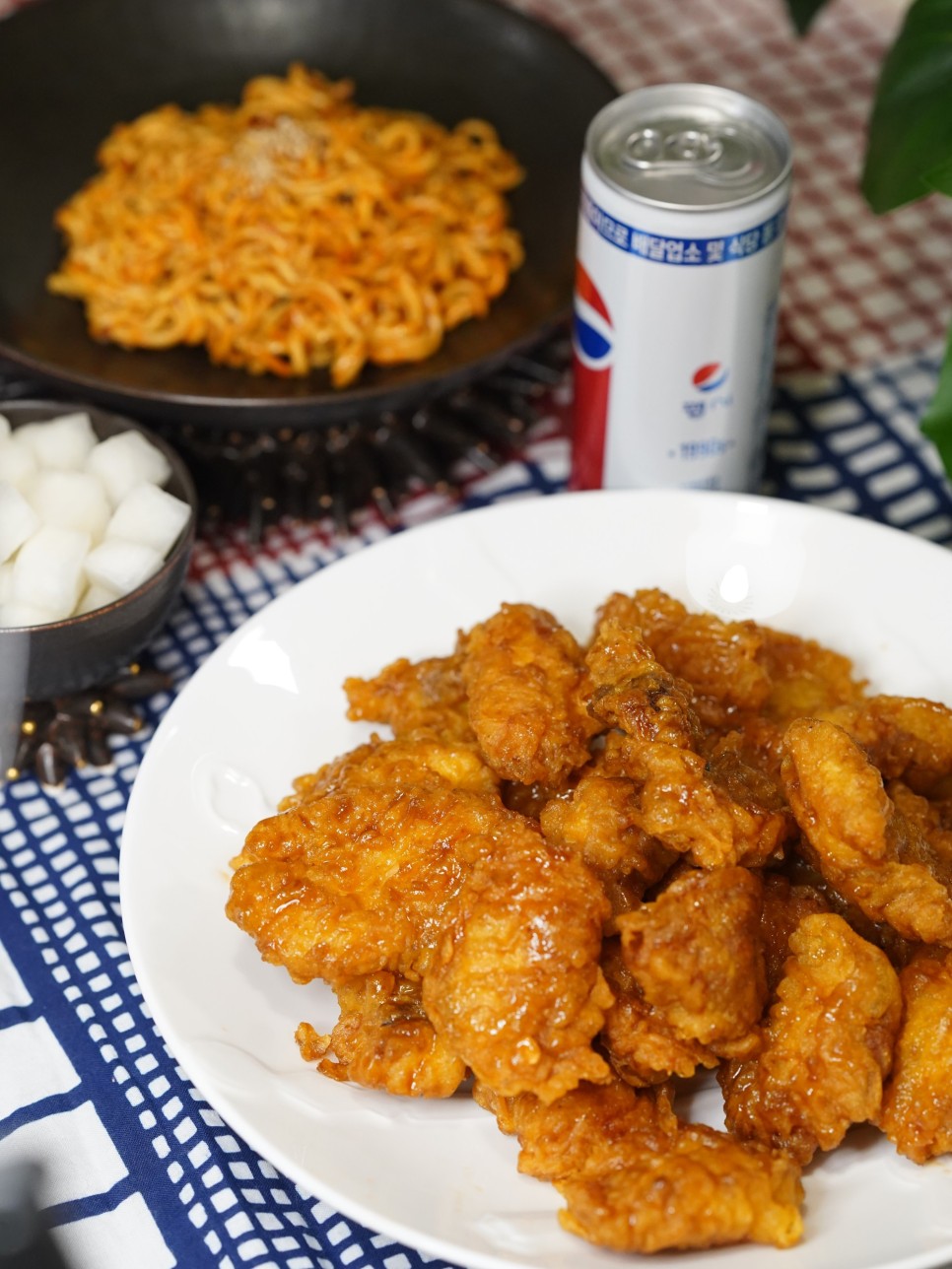 교촌치킨 허니순살 x 레드시크릿볶음면으로 교촌치면 완성 치면적맛궁합 탄생!