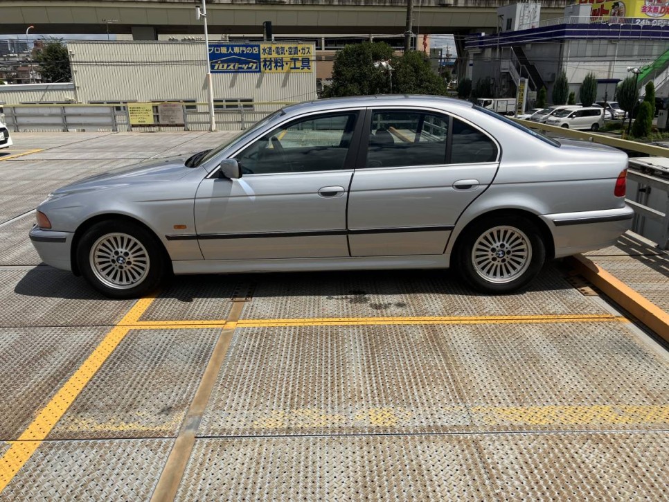 고작 4만키로 달린 BMW E39 528i 매물