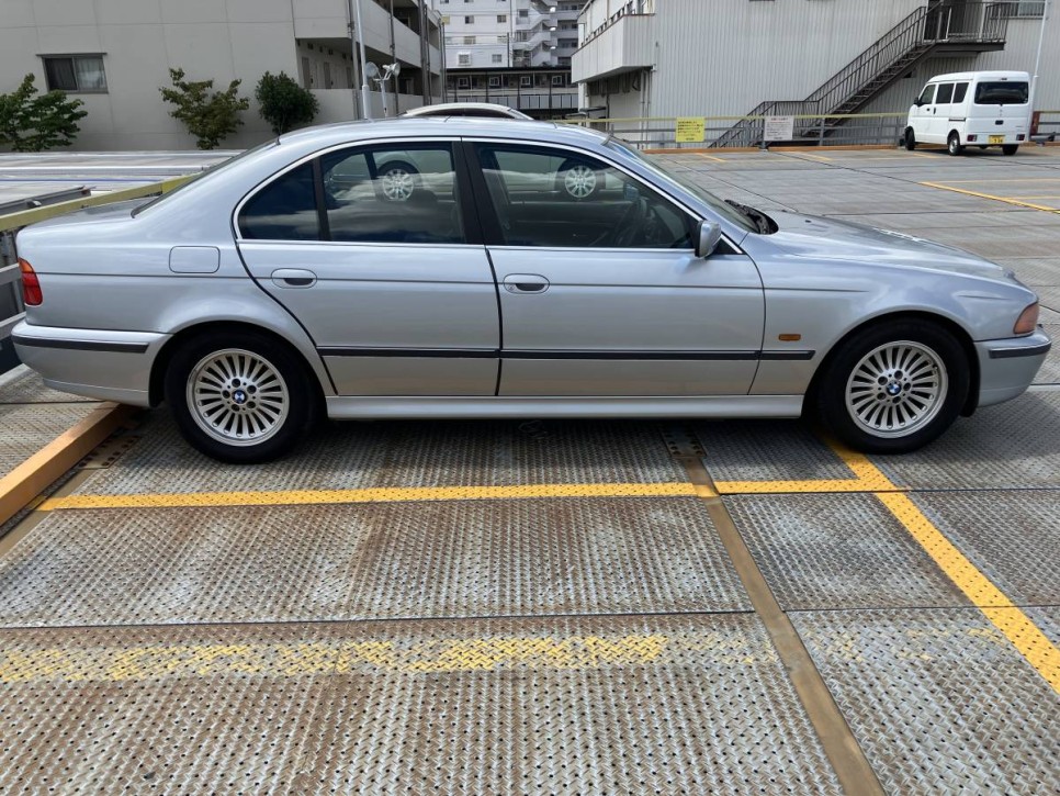 고작 4만키로 달린 BMW E39 528i 매물