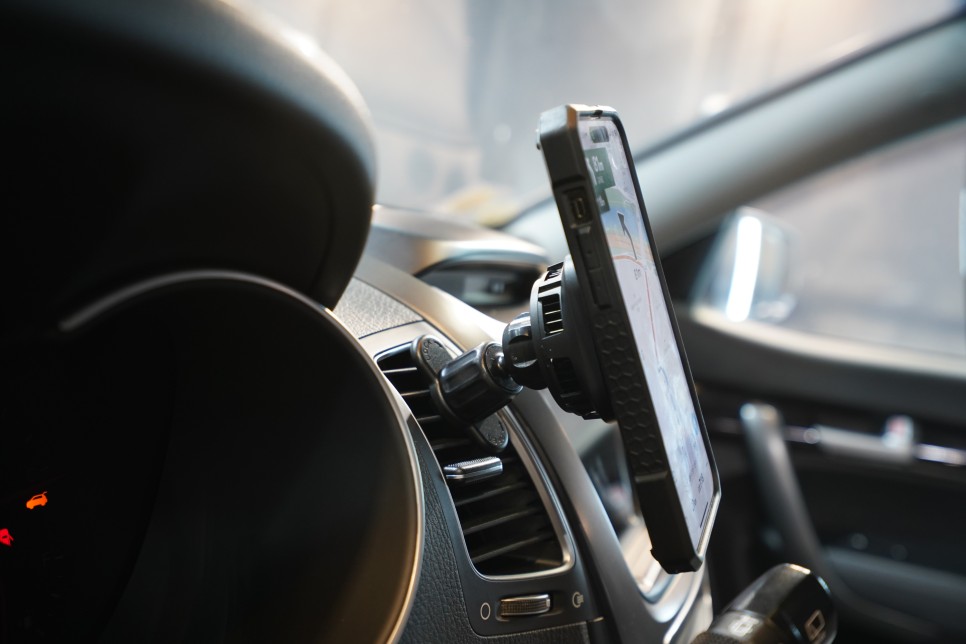벤츠 / 쏘렌토 상관없이 다 사용하는 차량용 스마트폰(핸드폰) 무성 충전 거치대 추천 (네비게이션 쉽게 보세요)