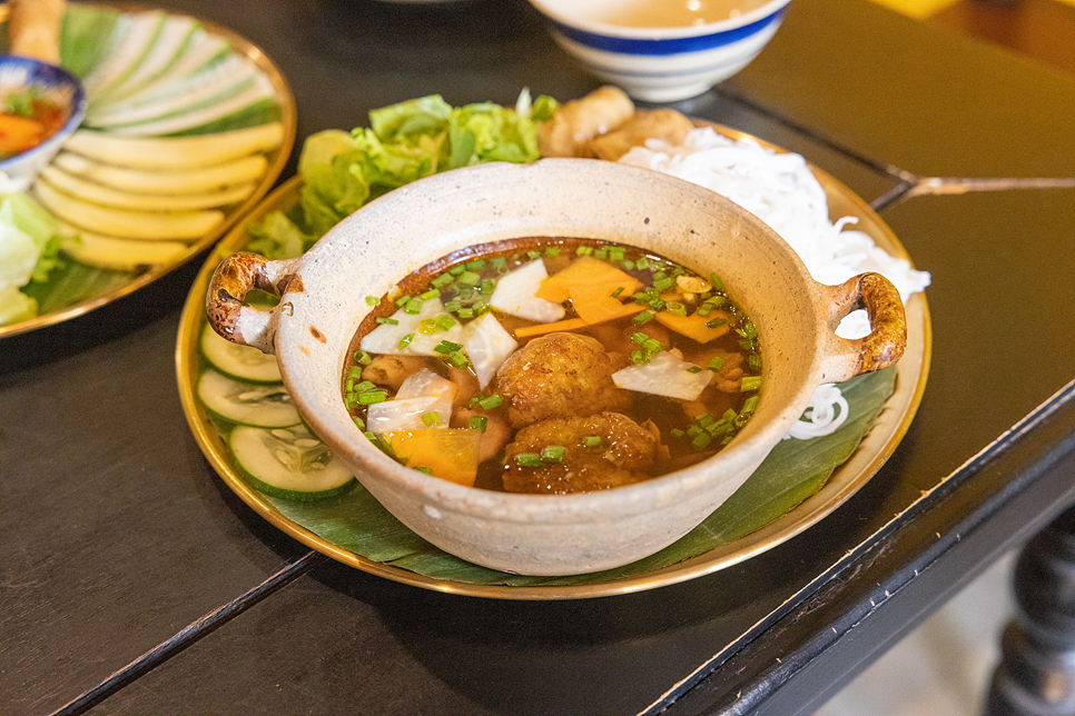 베트남 호이안 올드타운 맛집 벱냐 로컬 식당 뚝배기 쌀국수