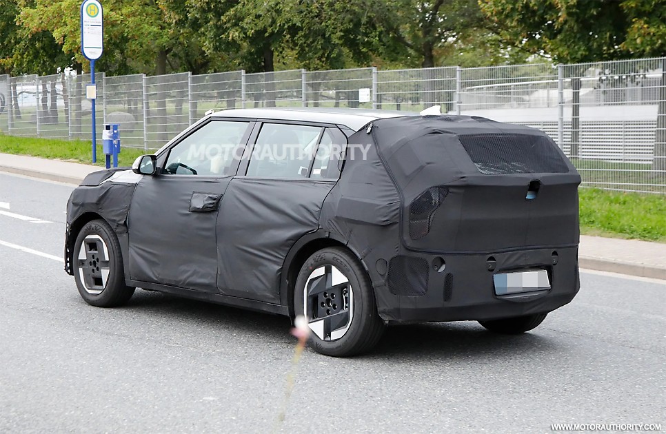 기아 소형 전기 SUV 2025 EV4 또 다시 스파이샷 포착