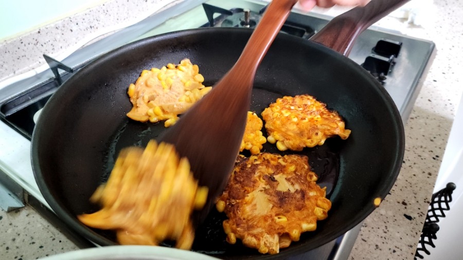 콘옥수수전 집에서 술안주 김치전반죽 옥수수 김치전 레시피 묵은김치요리